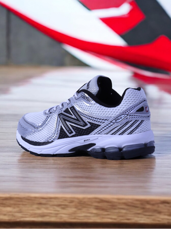 New Balance 860